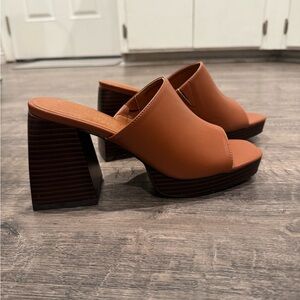 Platform heel mules NWOT